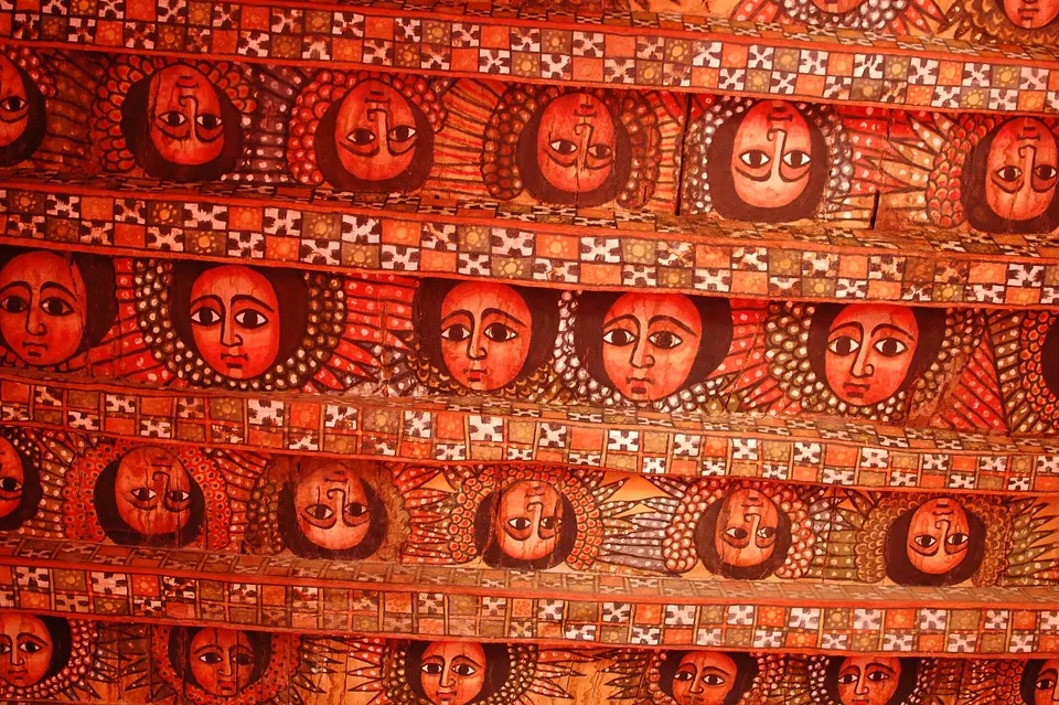 Famoso techo pintado con cientos de rostros de ángeles querubines alados en Debre Berhan Selassie.