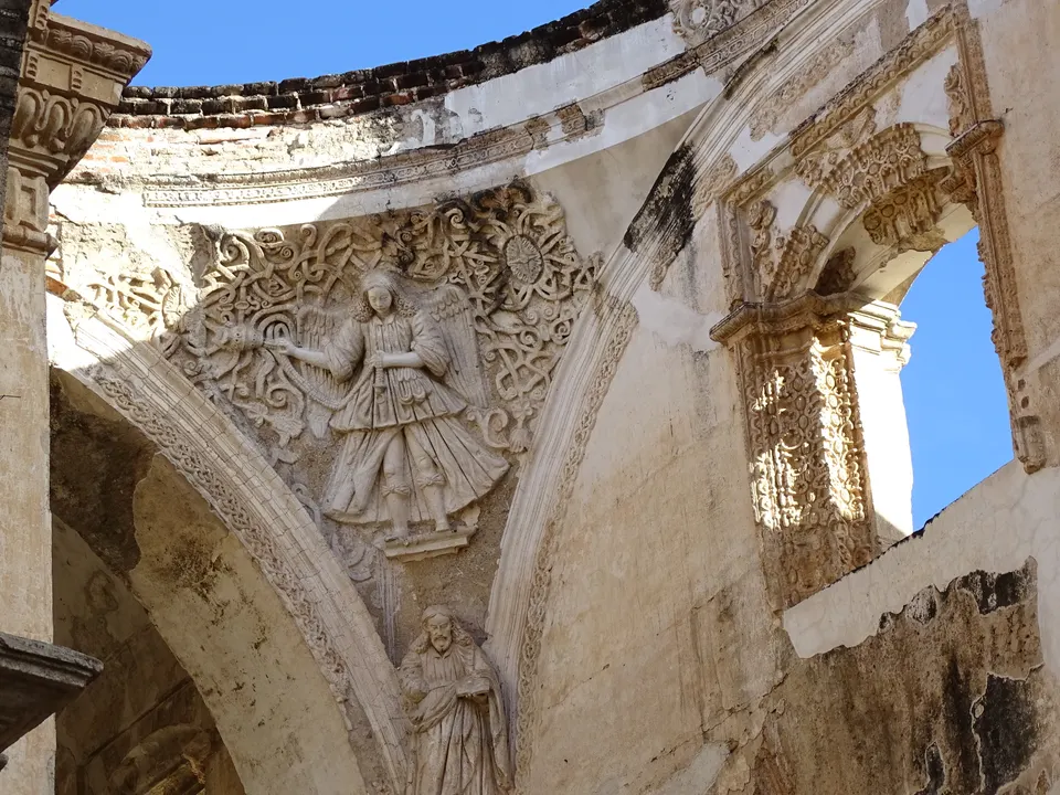 Columnas masivas y naves a cielo abierto en las ruinas históricas de la Catedral de Antigua Guatemala.