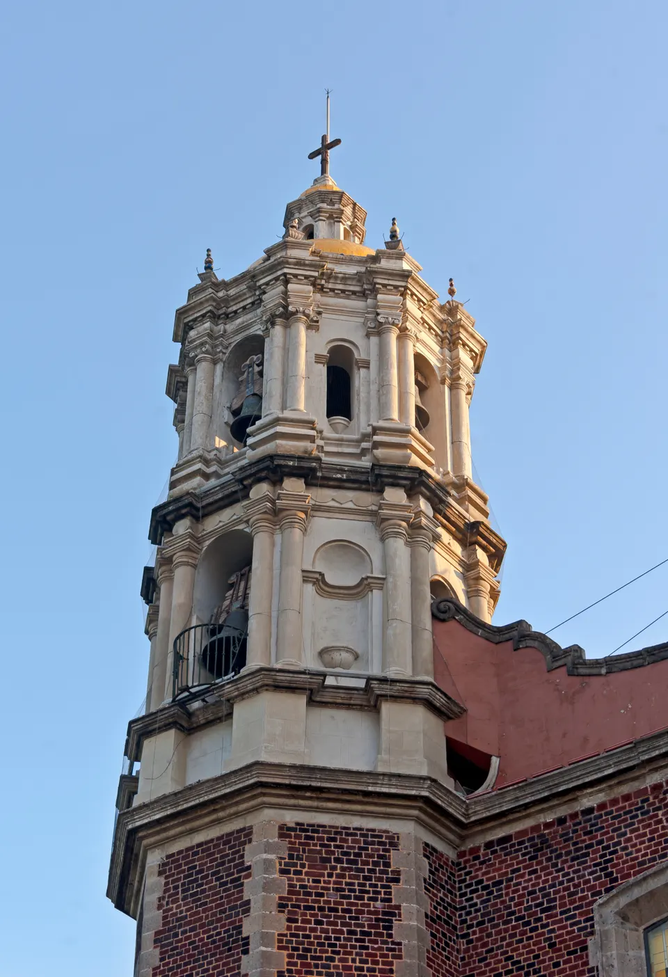 West tower of old building at Basilica of Our Lady of Guadalupe, Mexico City. en ciudad-de-mexico