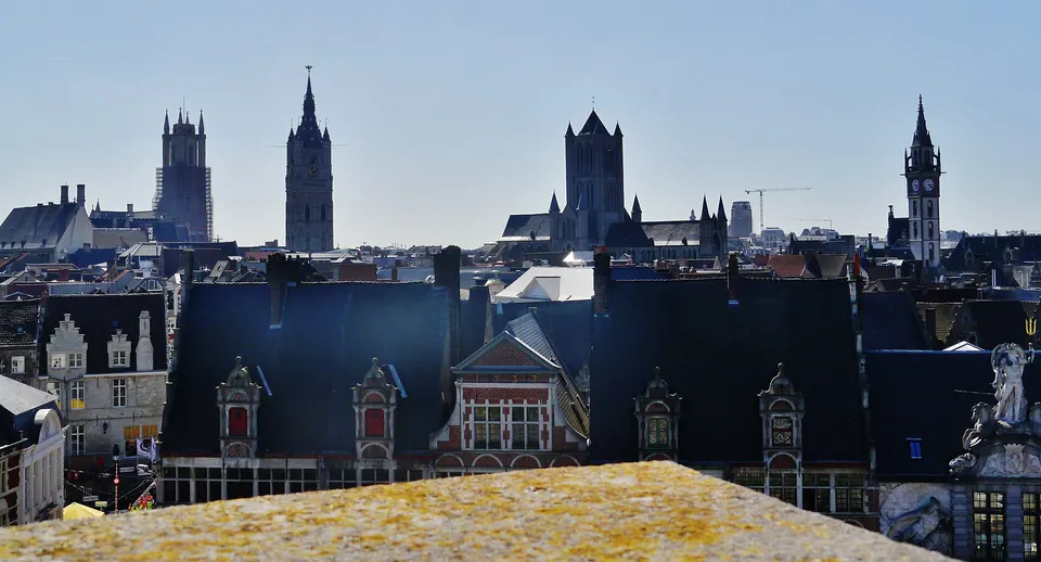 El castillo medieval de Gravensteen con su foso de agua, en el centro de Gante.