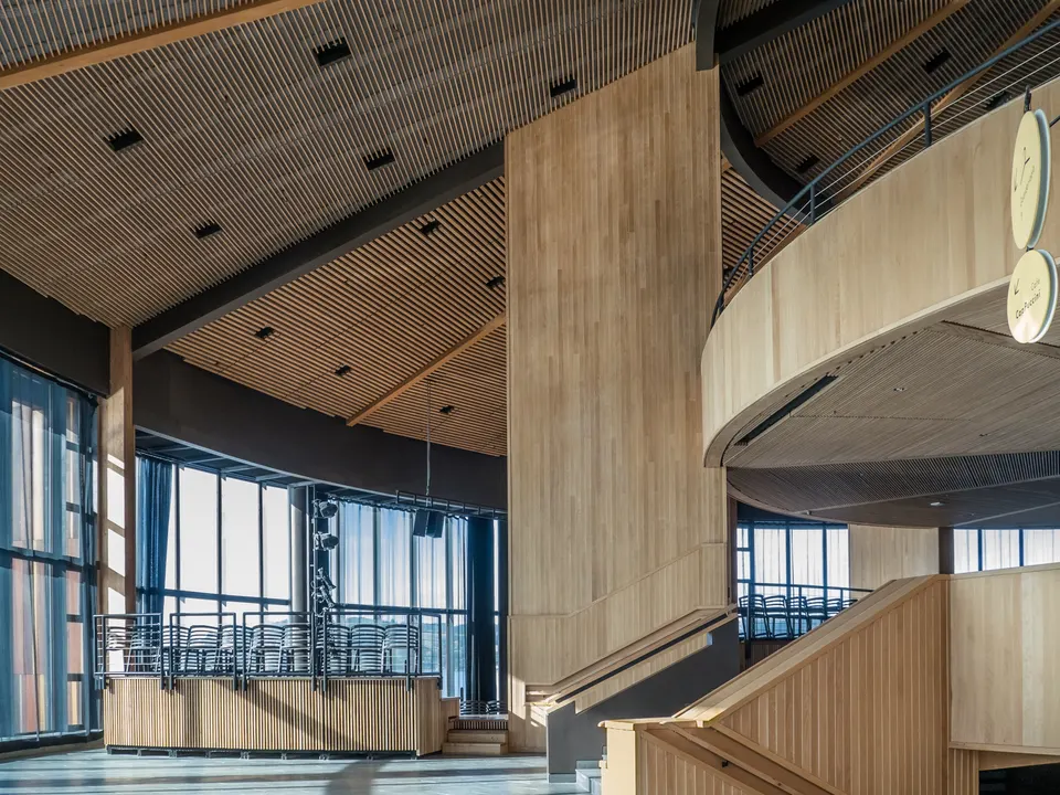 Arquitectura vanguardista en maderas nobles del Teatro del Lago emplazado sobre las aguas del lago Llanquihue en Frutillar