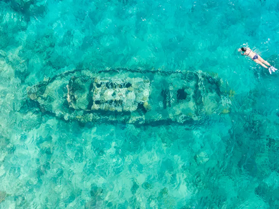 Naufragio del Tugboat, uno de los puntos de buceo más populares cerca de Mambo Beach.