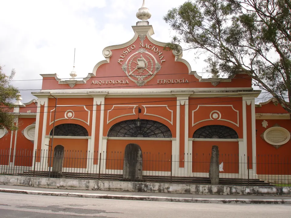 Edificio señorial y jardines del Museo Nacional de Arqueología y Etnología (MUNAE) en Zona 13.