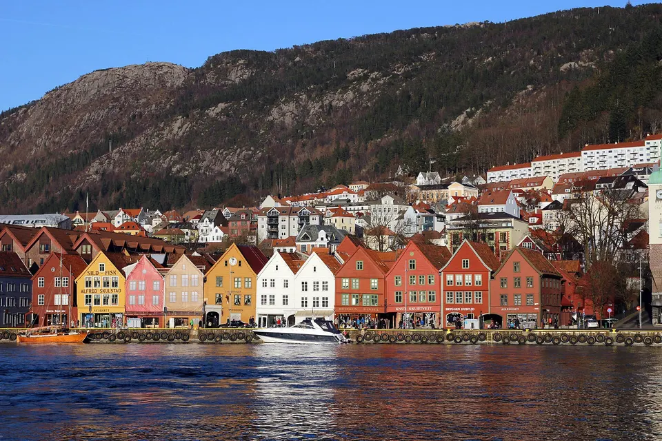 Fachadas de madera pintadas de ocre y rojo del muelle hanseático de Bryggen en Bergen.