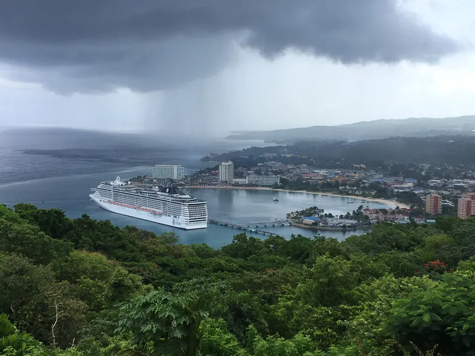 Vista de una tormenta tropical acercándose desde Mystic Mountain, Ocho Ríos.