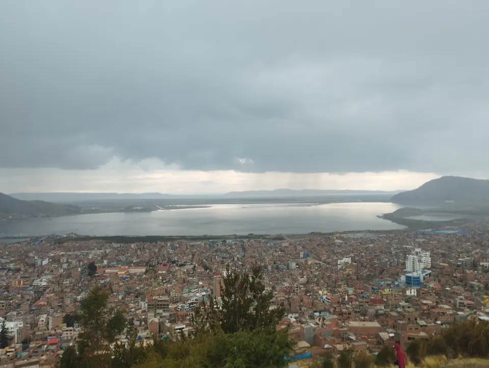 Escultura monumental de metal del cóndor andino en el mirador Kuntur Wasi dominando la ciudad de Puno y el lago