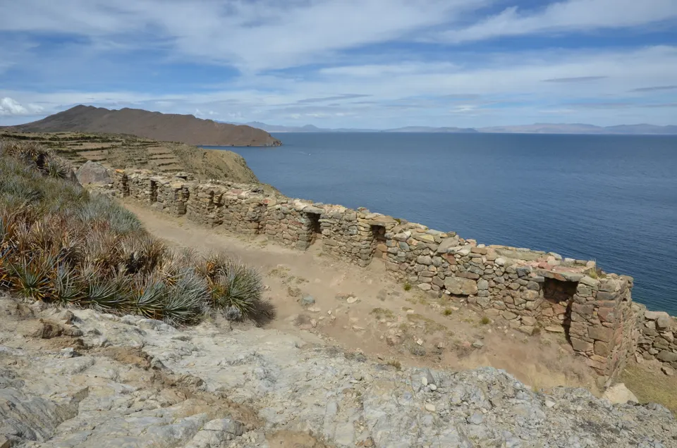 Muros líticos del laberinto arqueológico incaico de la Chinkana en el norte de la Isla del Sol.