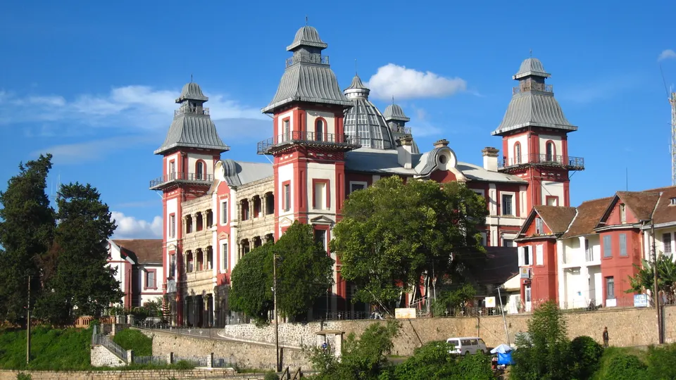 Fachada barroca de ladrillo rojo y cúpula central del Palacio de Andafiavaratra en Antananarivo.