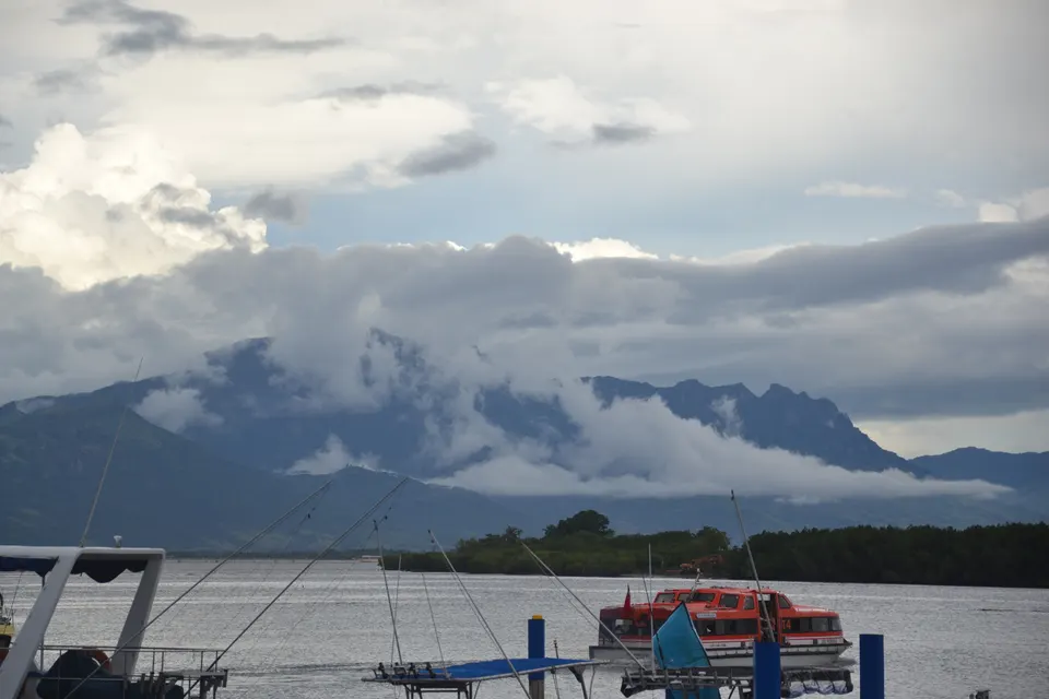 Yates y catamaranes atracados en la marina de Port Denarau, punto de partida hacia las islas exteriores.