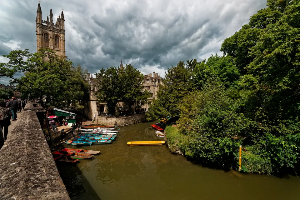 La torre de Magdalen College vista desde el puente sobre el río Cherwell, Oxford.