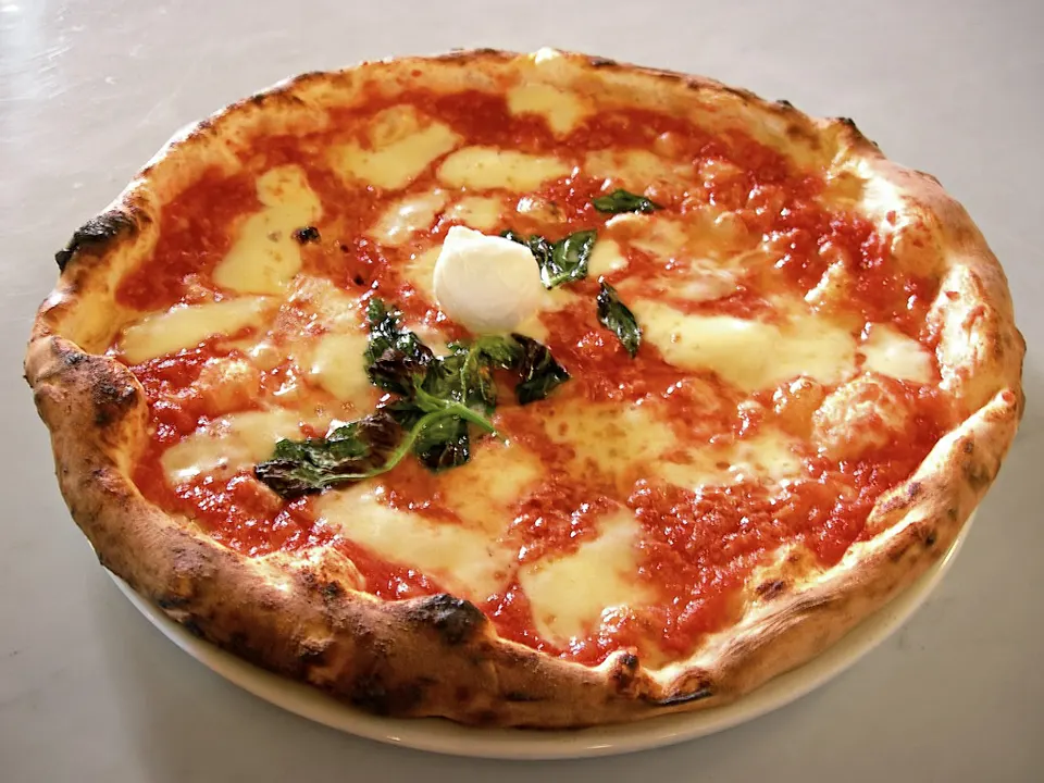 Una pizza margherita napolitana, horneada al modo tradicional.