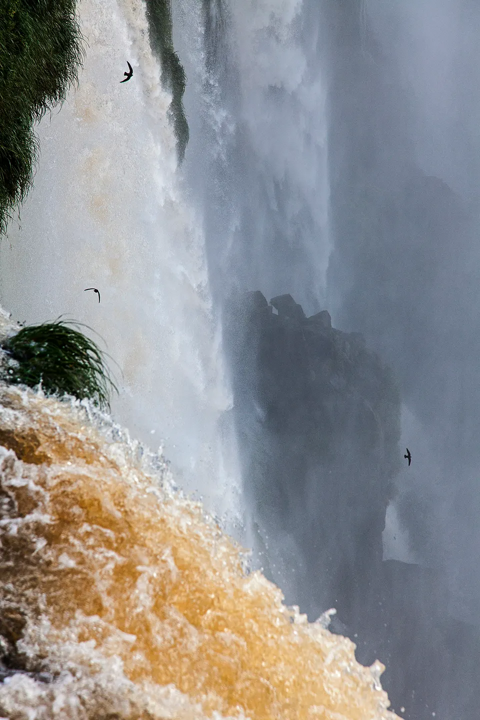 Pasarela voladiza sobre el río Iguazú acercándose al abismo rugiente de la Garganta del Diablo en el lado brasileño.