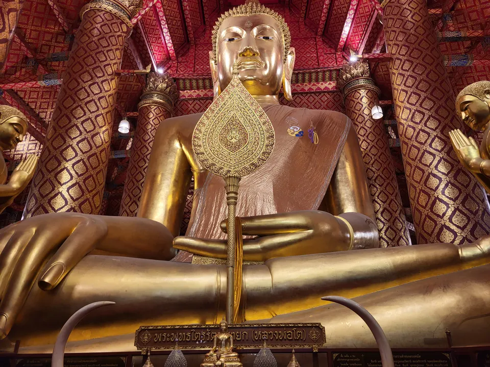 Gigantesca estatua dorada del Buda sentado de 19 metros venerada en Wat Phanan Choeng, Ayutthaya.