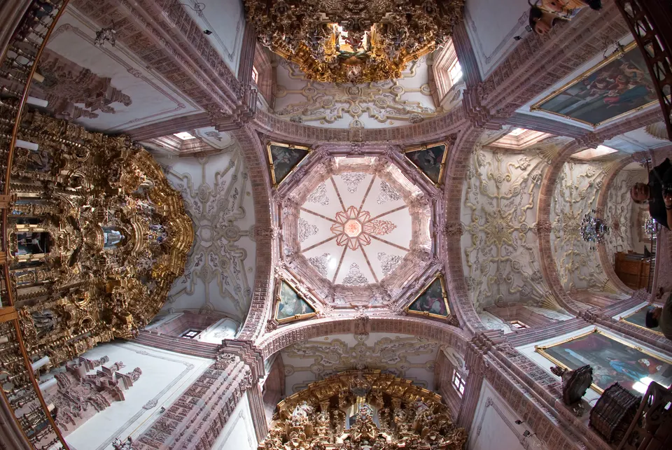 Soberbia fachada churrigueresca de cantera rosa del Templo de San Cayetano en la Mina La Valenciana.