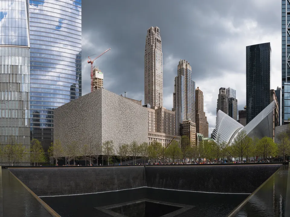 Piscina reflectante del Memorial del 11 de Septiembre en Nueva York, con los nombres de las víctimas grabados en el borde de bronce.