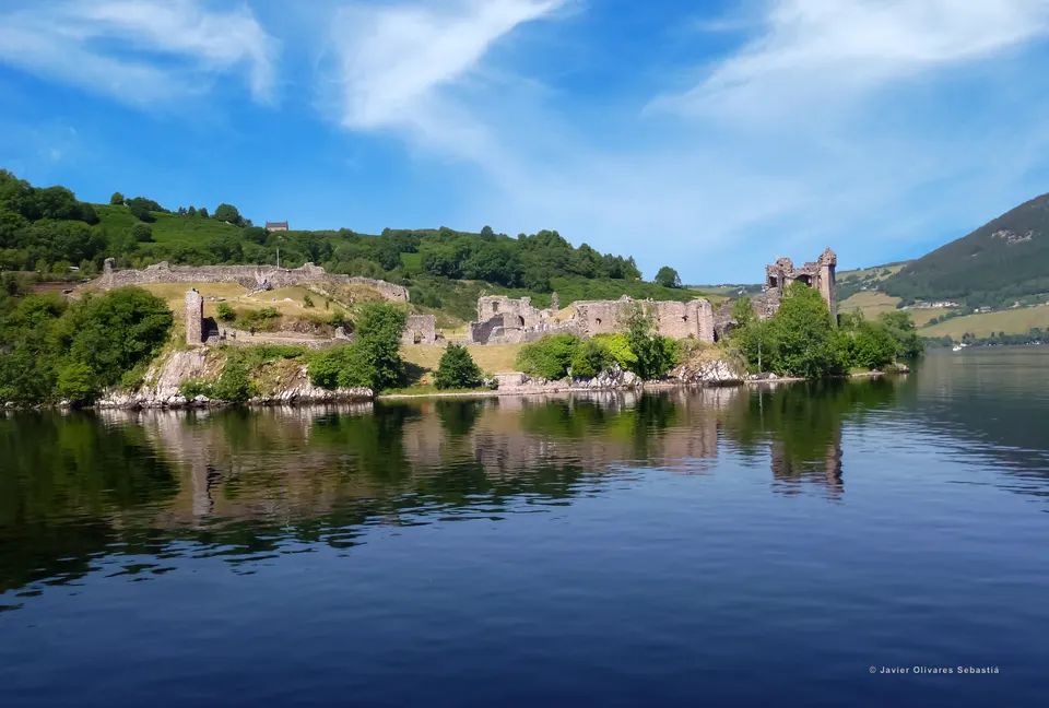 Las ruinas del Castillo de Urquhart, a orillas del Lago Ness.