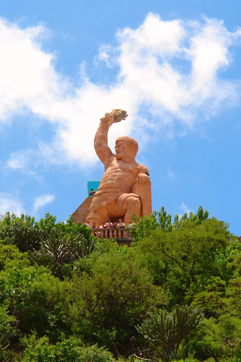 Colosal estatua de cantera del héroe insurgente El Pípila alzando la antorcha sobre la ciudad de Guanajuato.