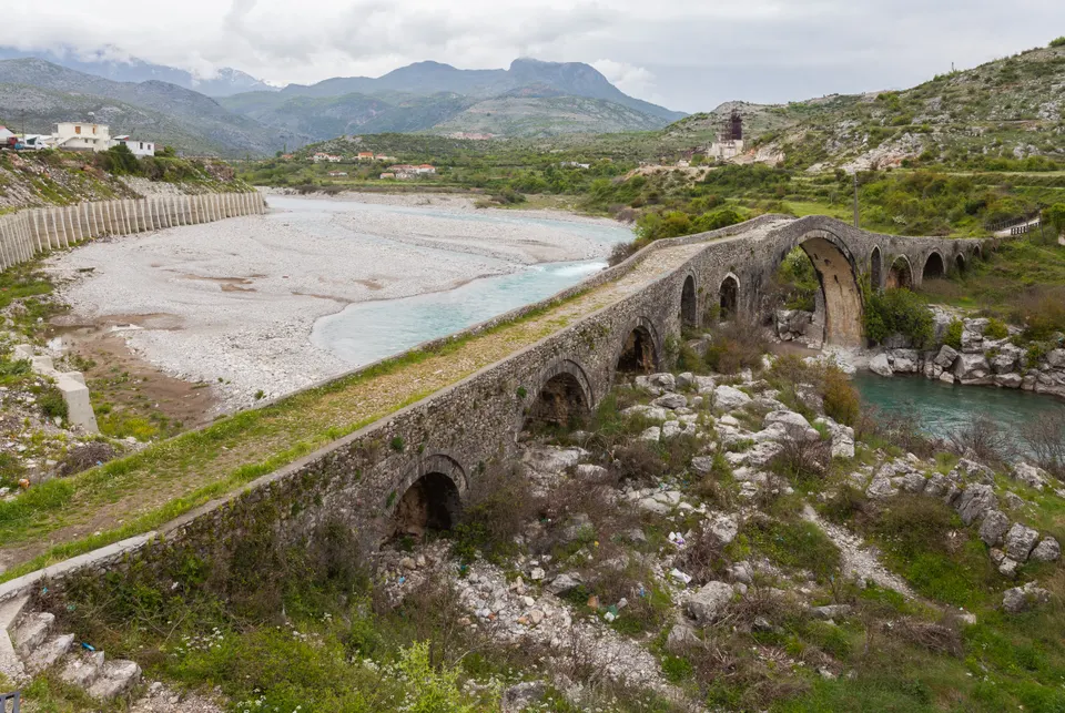 El puente otomano de Mesi, sobre el río Kir, cerca de Shkodër.