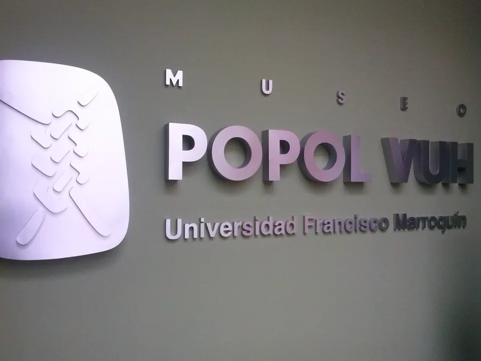 Salas de exhibición del Museo Popol Vuh con urnas funerarias mayas y piezas prehispánicas policromadas.