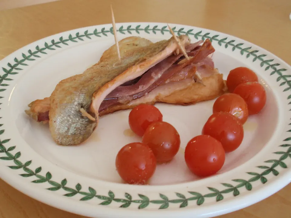 Trucha frita dorada servida con patacones crocantes y ensalada fresca, plato estrella de Salento