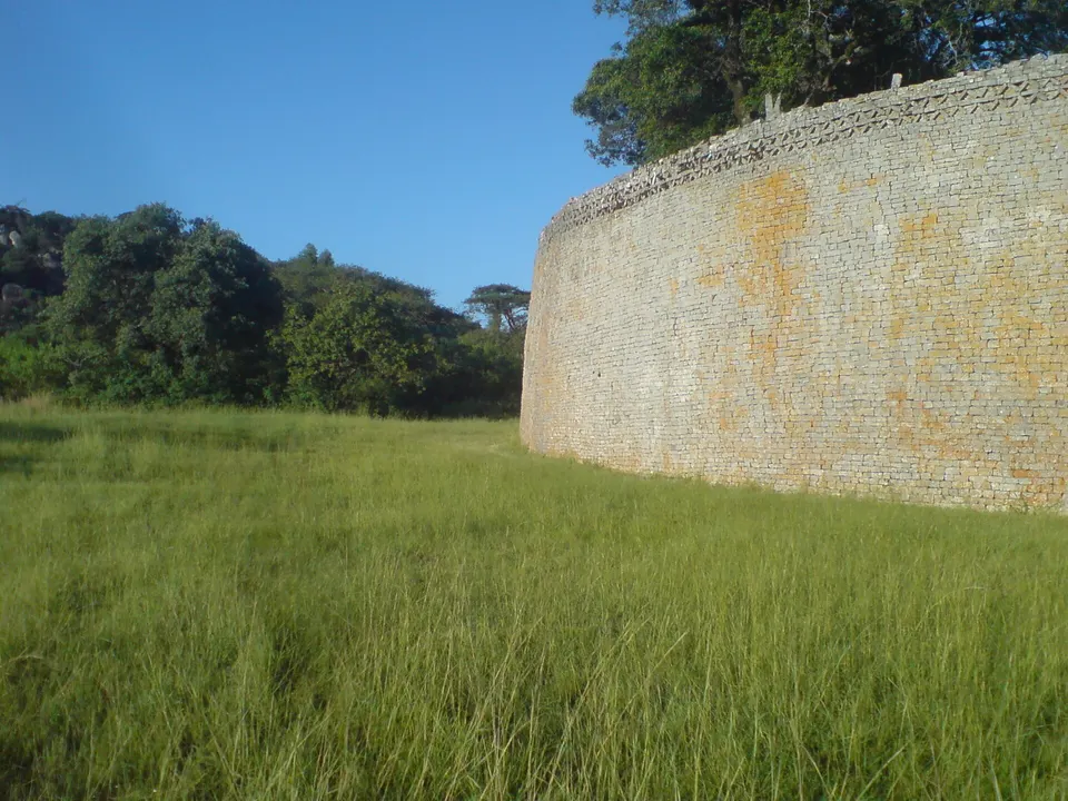 Muros curvados de piedra de granito sin mortero del Gran Recinto en el complejo medieval del Gran Zimbabue.