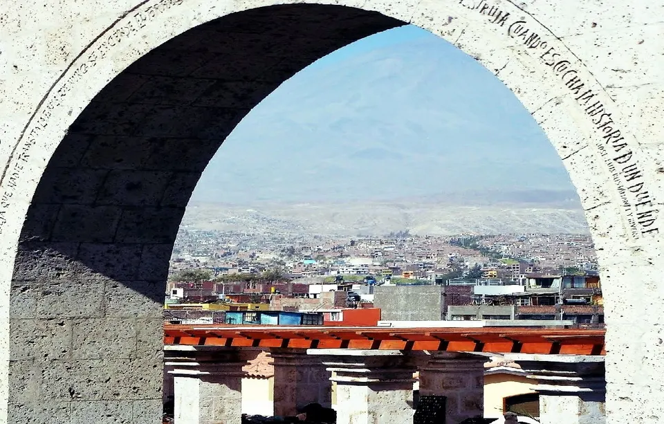 Arcos de sillar labrado del Mirador de Yanahuara enmarcando la vista panorámica hacia el cono volcánico del Misti