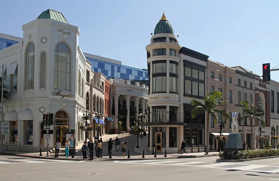 Beverly Hills at the corner of Rodeo Drive, Dayton Way, and Via Rodeo. Los Angeles, California, USA. en los-angeles