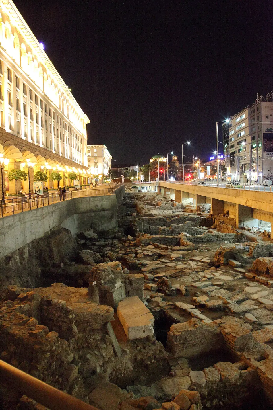 Calzadas y muros romanos excavados de la antigua Serdica bajo la plaza de la Independencia.