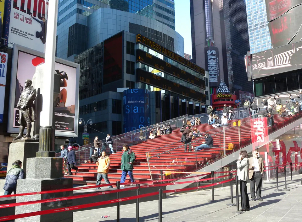 La escalinata roja de vidrio de la cabina TKTS, en Times Square.