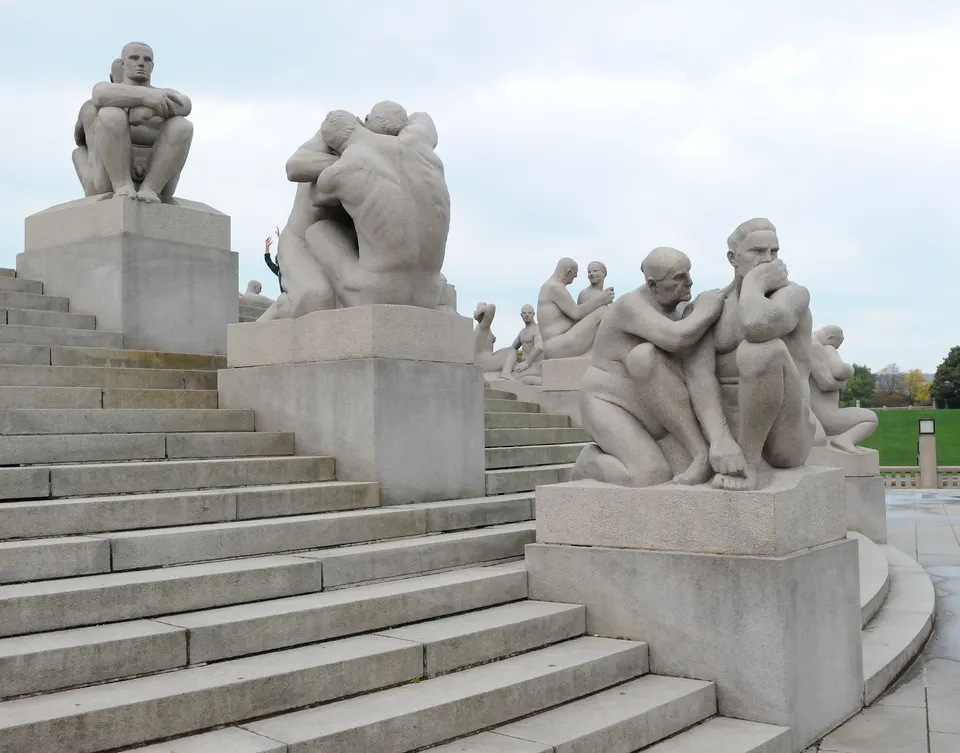 El Monolito tallado en granito y grupos escultóricos de bronce en el Parque Vigeland de Oslo.