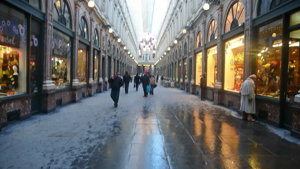 Interior acristalado de las Galerías Reales de San Huberto, una de las primeras galerías comerciales cubiertas de Europa.