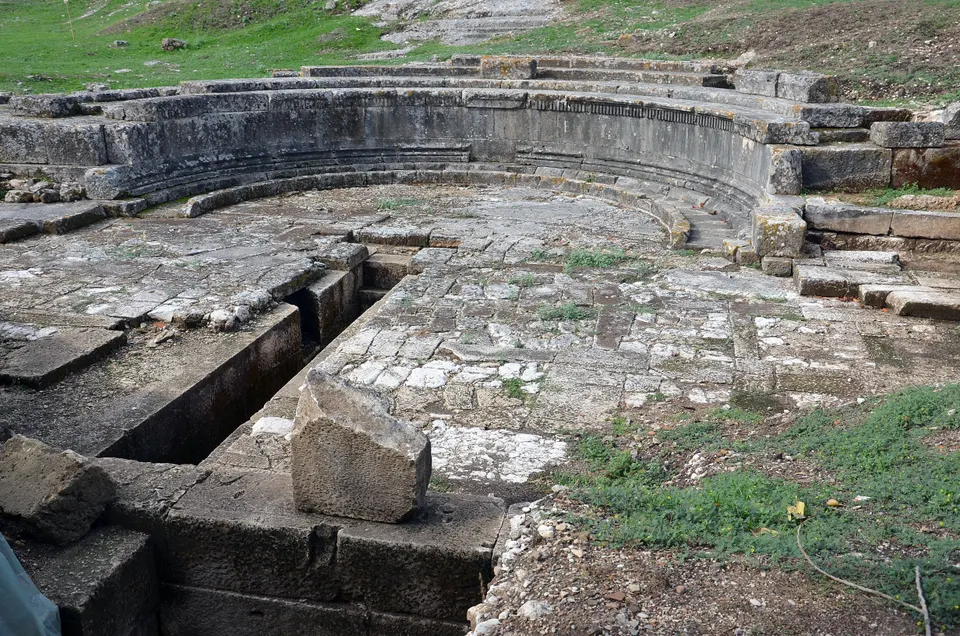 La fuente monumental del yacimiento arqueológico de Orikum.