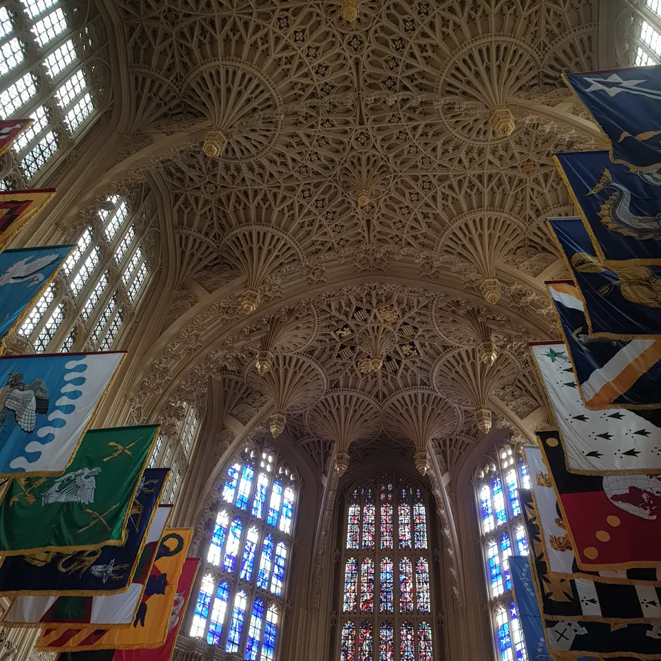 Bóveda gótica de abanico y tracería de piedra caliza en la Capilla Mariana de Enrique VII de la Abadía de Westminster.