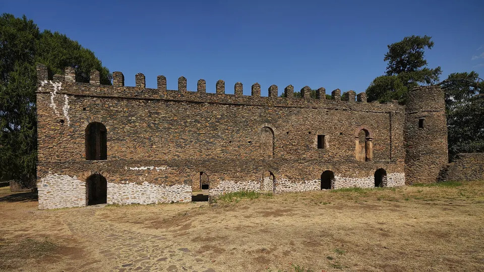 Fachada de piedra y salas nobles del castillo de Bakaffa dentro de la ciudadela imperial de Gondar.
