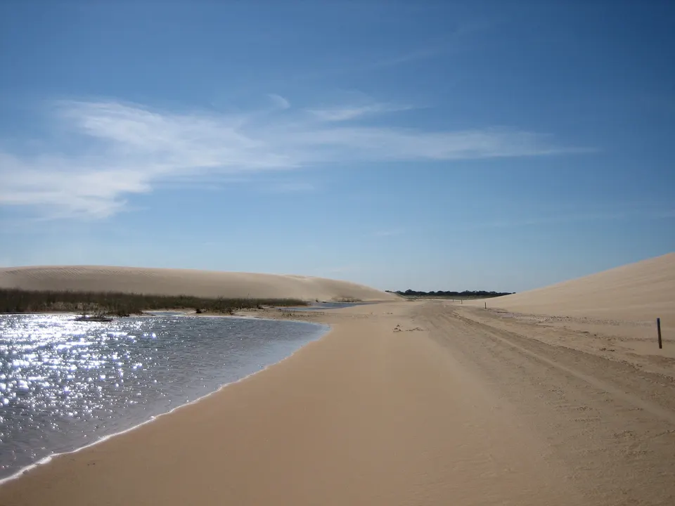 Dunas doradas y lagunas en el Parque Regional Lomas de Arena cerca de Santa Cruz.