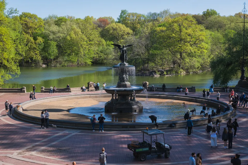 La Terraza Bethesda y su fuente, junto al lago de Central Park.