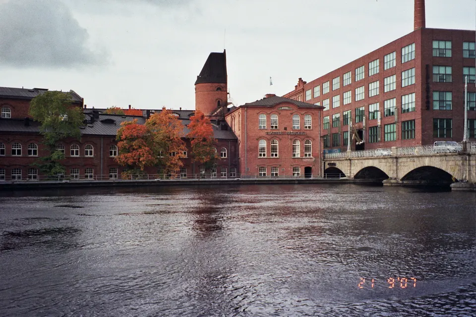 Corriente de agua de los rápidos de Tammerkoski cruzando el corazón industrial de Tampere.