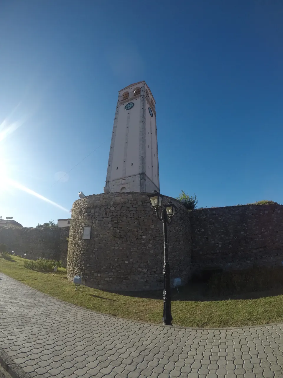 Vista de la Torre del Reloj de Elbasan desde la calle.