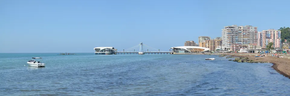 Vista panorámica de la playa de Durrës, sobre el mar Adriático.