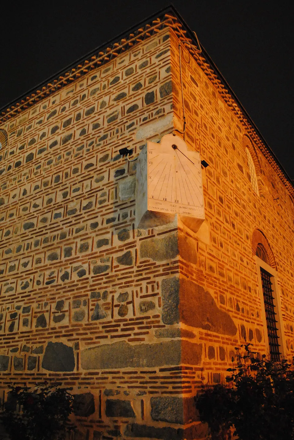 Minarete y cúpulas de plomo de la mezquita Dzhumaya del siglo XIV en Plovdiv.