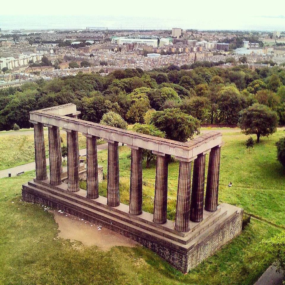 El Monumento Nacional inconcluso de Calton Hill, Edimburgo.