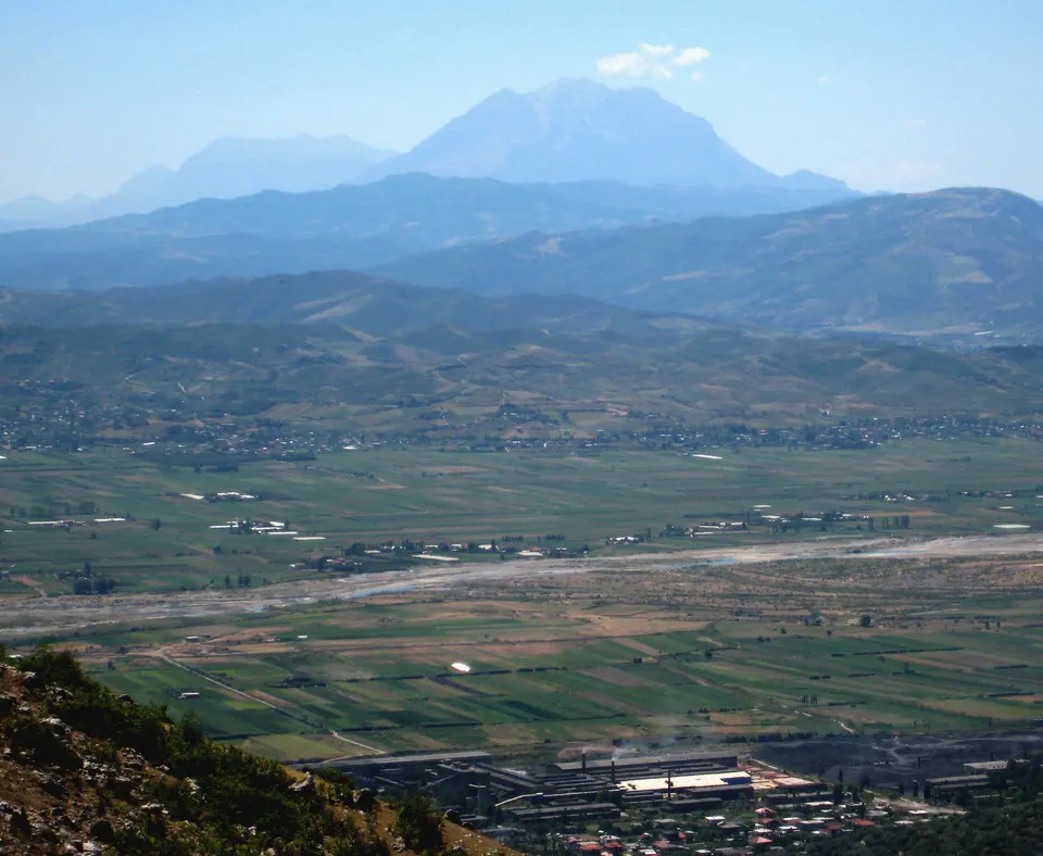 El valle de Elbasan, con el monte Tomorr al fondo.