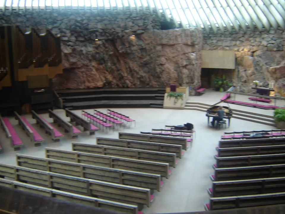 Interior circular de la iglesia de Temppeliaukio excavada en roca con cúpula de hilo de cobre.