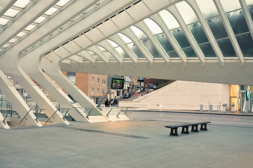 Estructura de acero, vidrio y hormigón blanco de la estación de Lieja-Guillemins, diseñada por Santiago Calatrava.