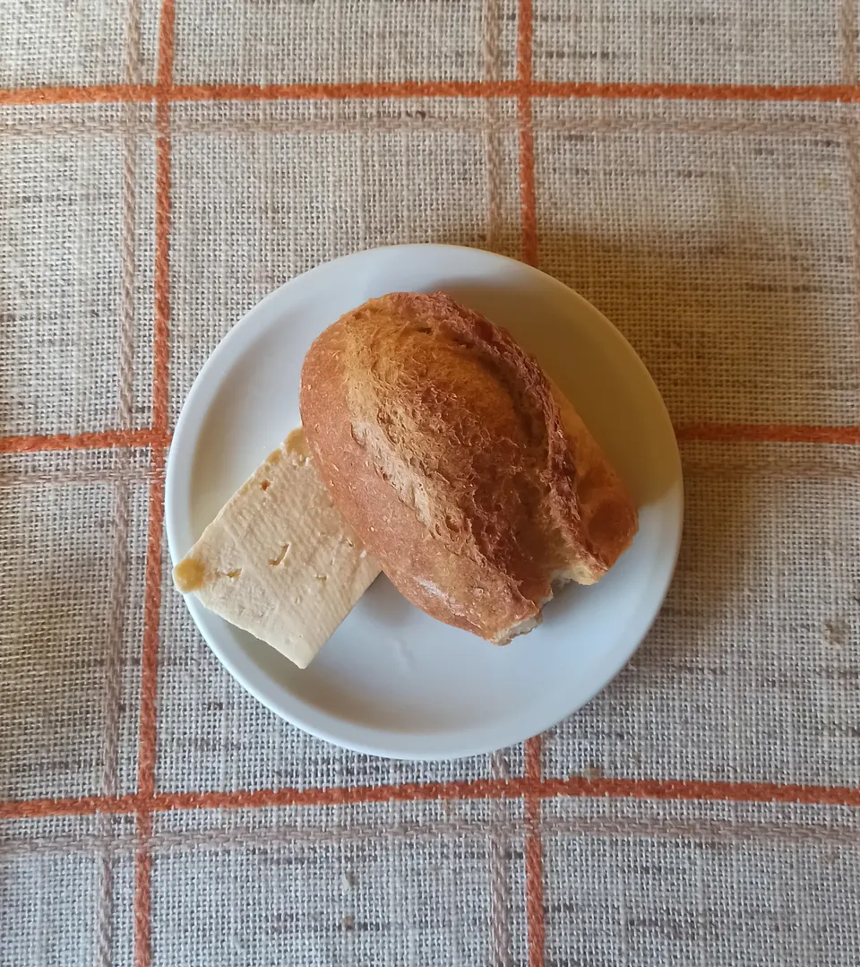 Tradicional pan marraqueta paceño tostado y crujiente con queso criollo.