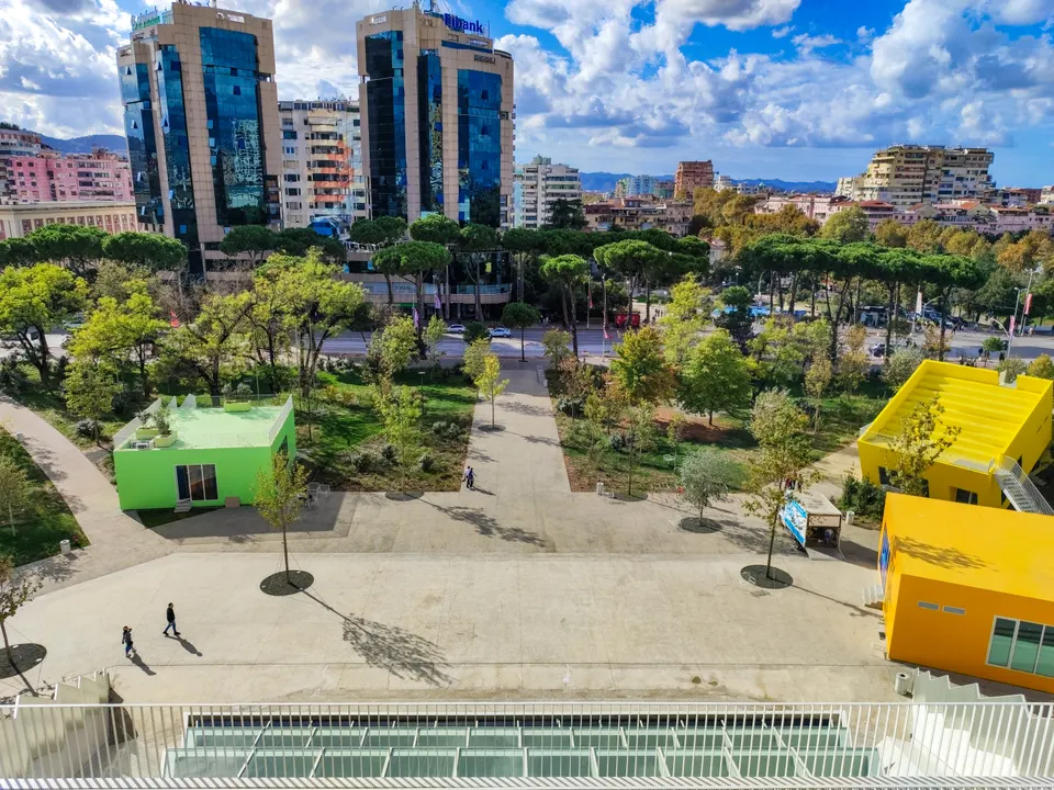 La plataforma mirador en la cima de la Pirámide de Tirana.