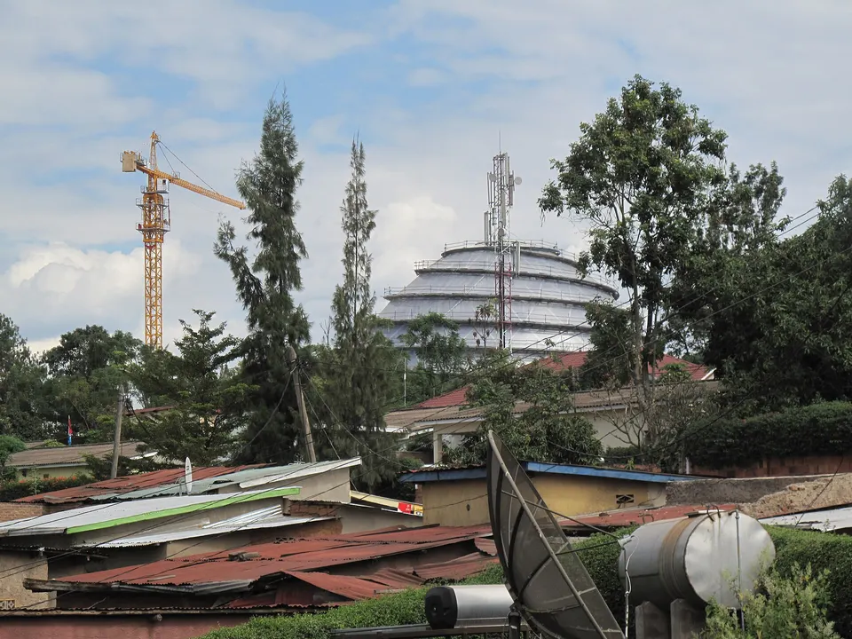 Estructura arquitectónica de la cúpula del Kigali Convention Centre inspirada en la arquitectura real.