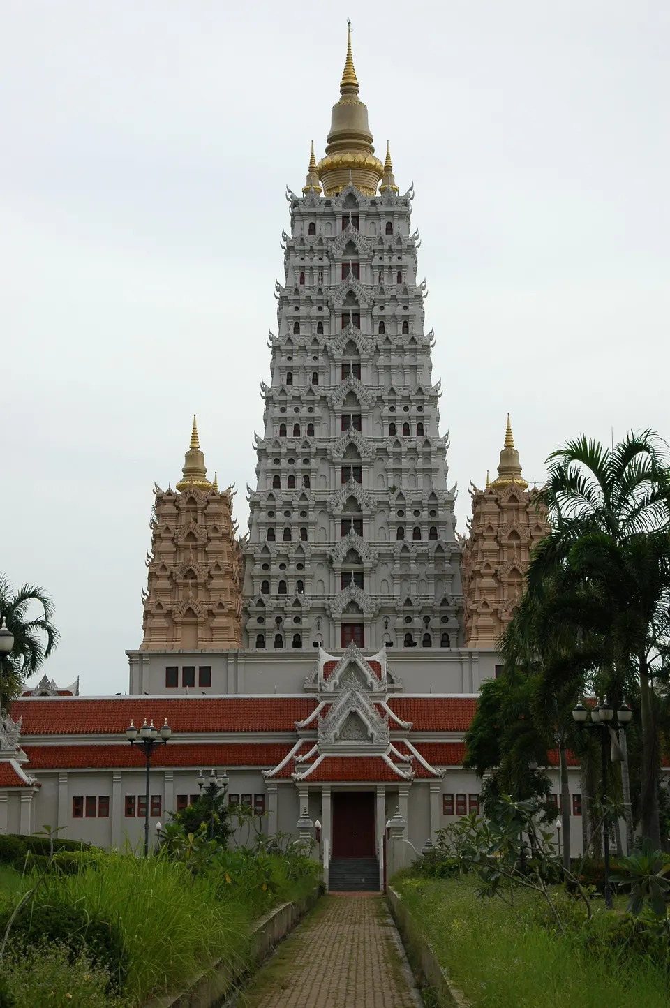 Elegante complejo de templos tailandeses y museo chino de Viharn Sien con estatuas de terracota en Pattaya.
