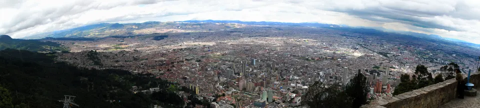 Panorámica de la metrópoli andina de Bogotá extendiéndose por la sabana a los pies de la cordillera Oriental