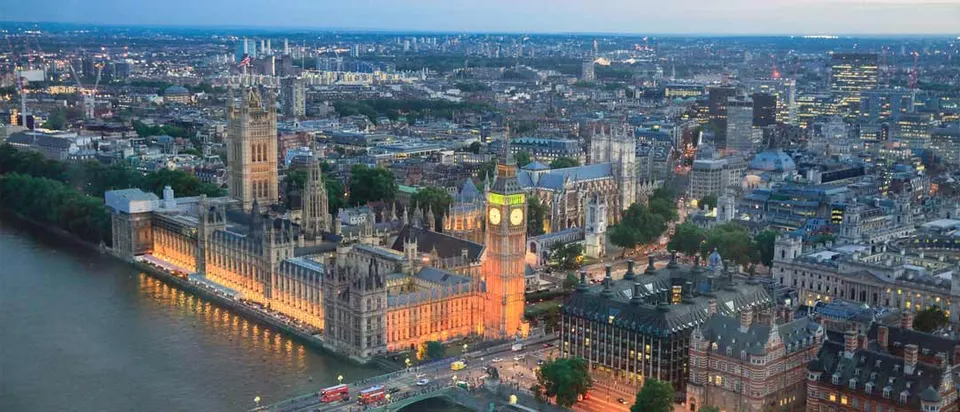 Vista aérea del Palacio de Westminster, el Big Ben y la Abadía de Westminster al atardecer, Londres.